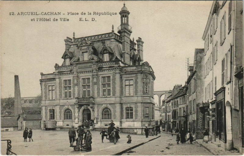 Carte postale ancienne Arcueil-Cachan Place de la République à Arcueil