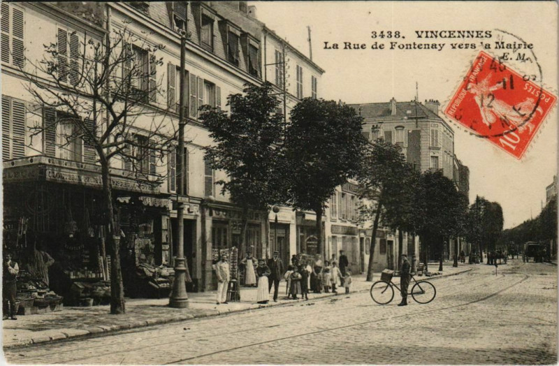 Carte postale ancienne Vincennes La Rue de Fonteny vers a Mairie à Vincennes
