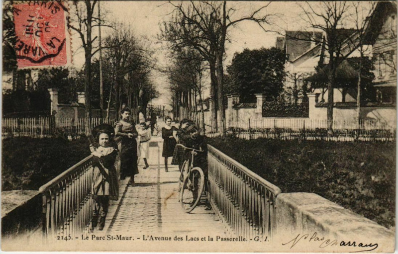 Carte postale ancienne Le Parc Saint-Maur L'Avenue des Lacs et la Passerelle