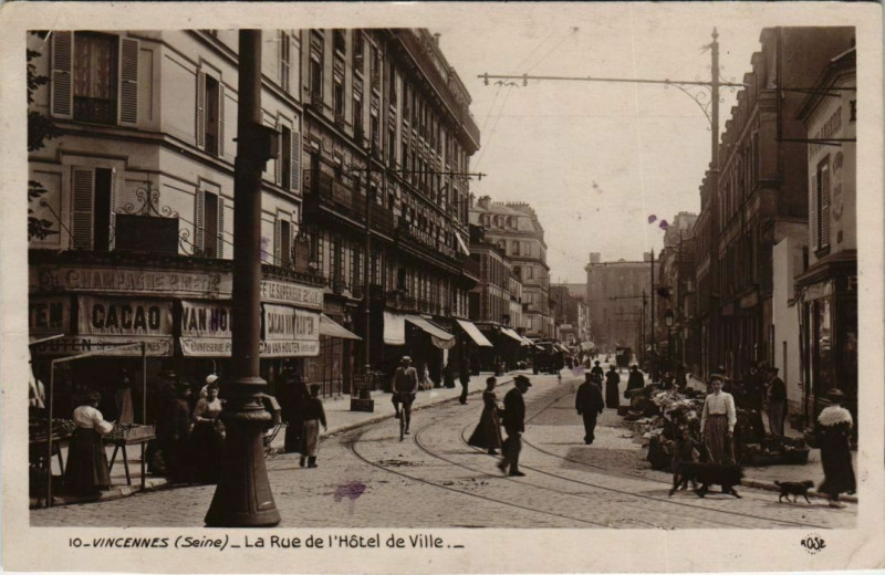 Carte postale ancienne Vincennes La Rue de l'Hotel de Ville à Vincennes