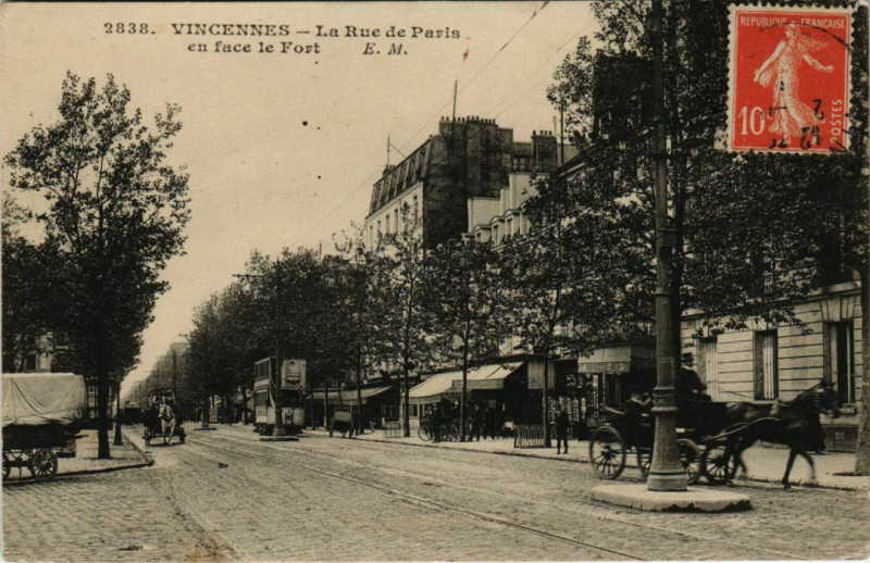 Carte postale ancienne Vincennes La Rue de Paris en face le Fort à Vincennes
