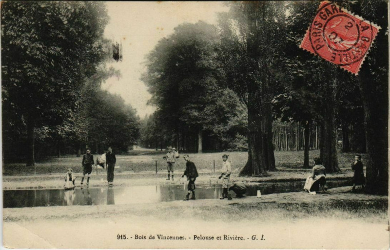 Carte postale ancienne Bois de Vincennes Pelouse et Riviére à Vincennes