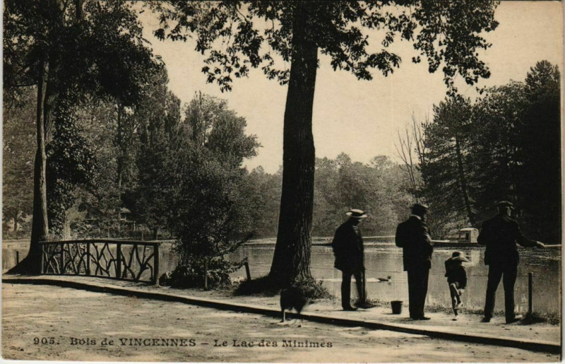 Carte postale ancienne Bois de Vincennes Le Lac des Minimes à Vincennes