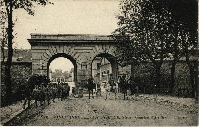 Carte postale ancienne Vincennes La poste et, á droite, l'avenue du Chateau à Vincennes