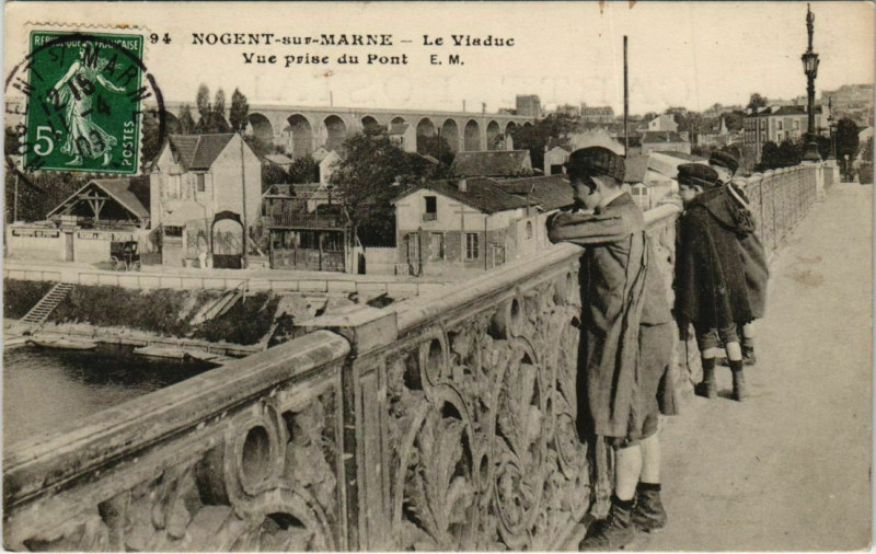 Carte postale ancienne Nogent-sur-Marne Le Viaduc - Vue prise du Pont à Nogent-sur-Marne
