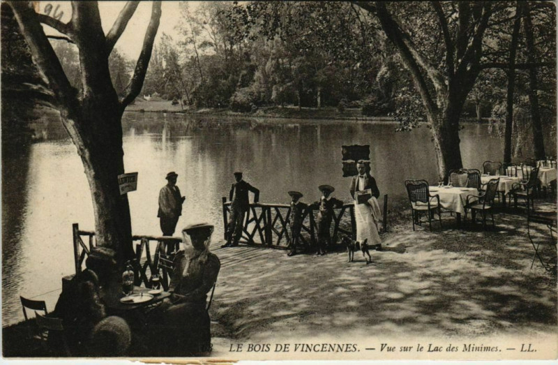 Carte postale ancienne Le Bois de Vincennes Vue sur le Lac des Minimes à Vincennes