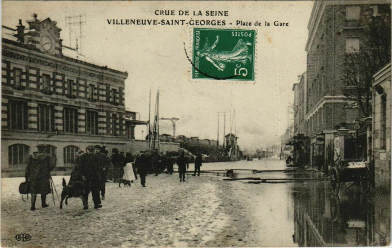 Carte postale ancienne Villeneuve Saint-Georges Place de la Gare à Villeneuve-Saint-Georges