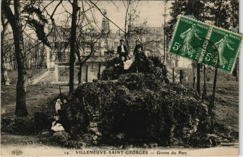 Carte postale ancienne Villeneuve Saint-Georges Grotte du Parc à Villeneuve-Saint-Georges