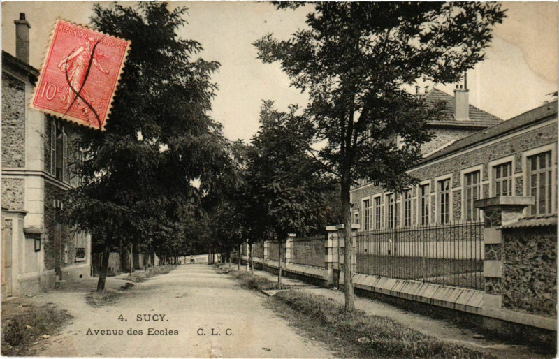 Carte postale ancienne Sucy Avenue des Ecoles
