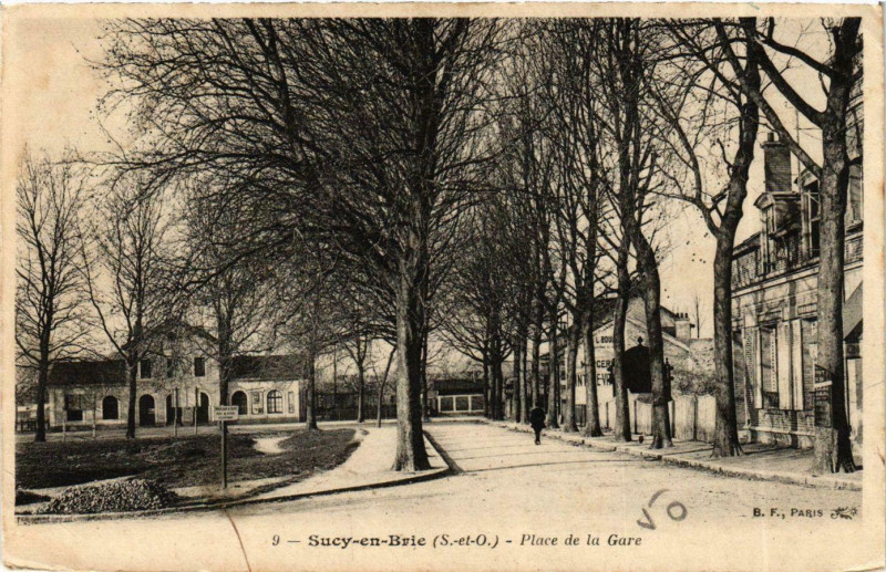 Carte postale ancienne Sucy-en-Brie Place de la Gare à Sucy-en-Brie