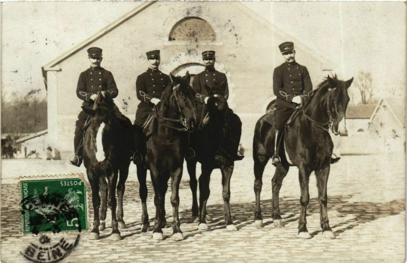 Carte postale ancienne Vincennes carte photo soldats militaire military à Vincennes