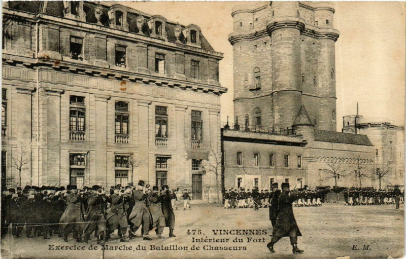 Carte postale ancienne Vincennes Intérieur du Fort à Vincennes