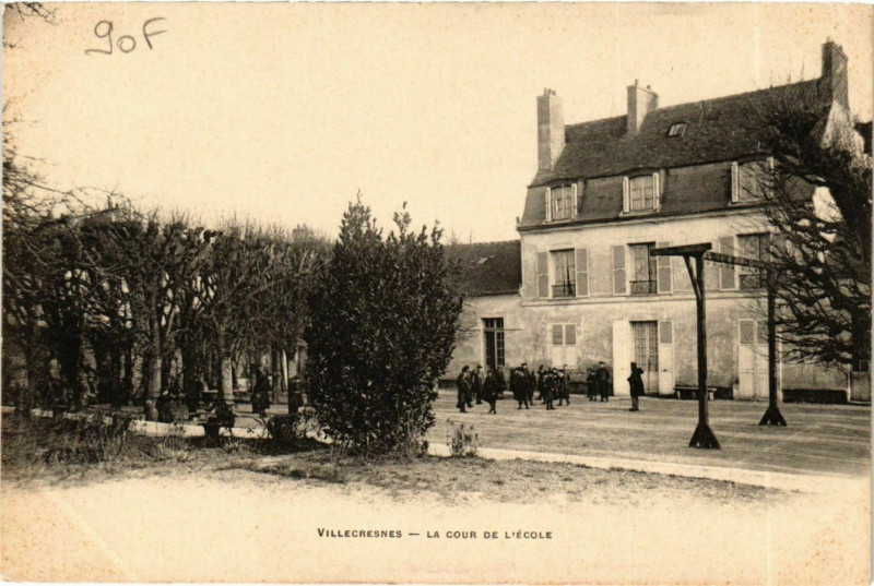 Carte postale ancienne Villecresnes Cour de l'école à Villecresnes
