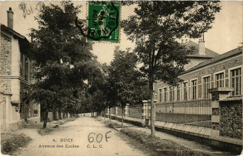 Carte postale ancienne Sucy Avenue des Ecoles