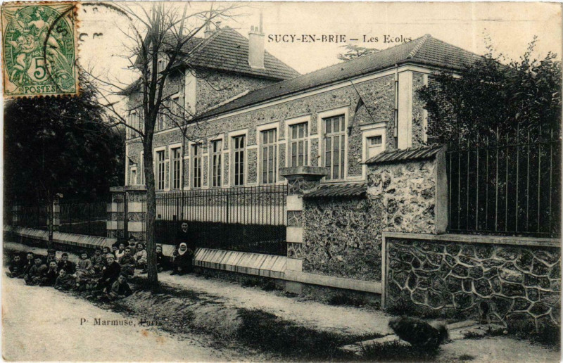 Carte postale ancienne Sucy-en-Brie Les Ecoles à Sucy-en-Brie