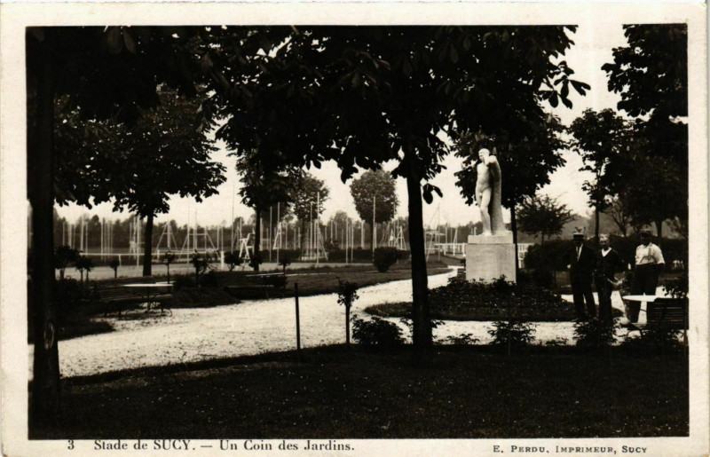 Carte postale ancienne Stade Sucy Un Coin des Jardins