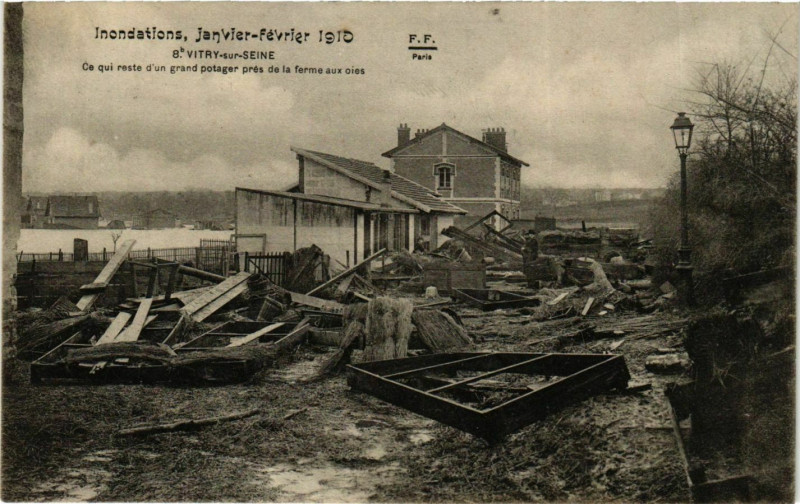 Carte postale ancienne Inondations, janvier-février 1910 - Ce qui reste d'un grand potager près de la ferme aux oies à Vitry-sur-Seine