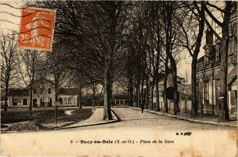Carte postale ancienne Sucy-en-Brie Place de la Gare à Sucy-en-Brie