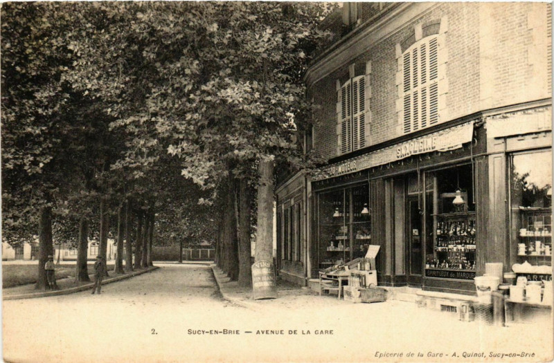Carte postale ancienne Sucy-en-Brie Avenue de la Gare à Sucy-en-Brie