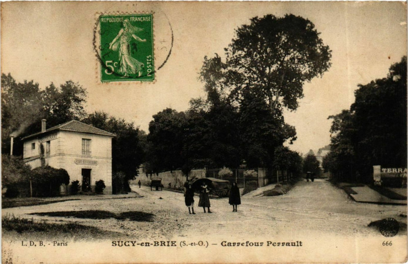 Carte postale ancienne Sucy-en-Brie Carrefour Perrault à Sucy-en-Brie
