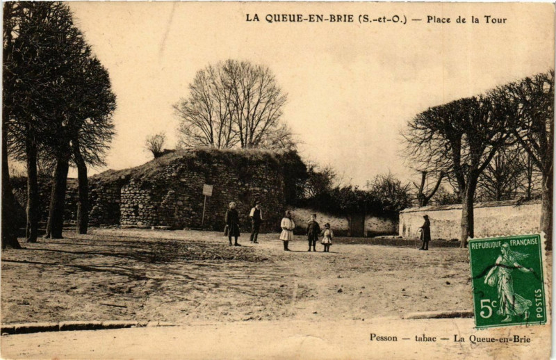 Carte postale ancienne La Queue-en-Brie Place de la Tour à La Queue-en-Brie