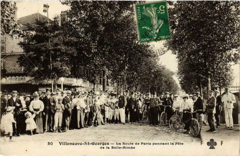 Carte postale ancienne Villeneuve-Saint-Geroges L Route de Paris Fete de la Belle-Aimée