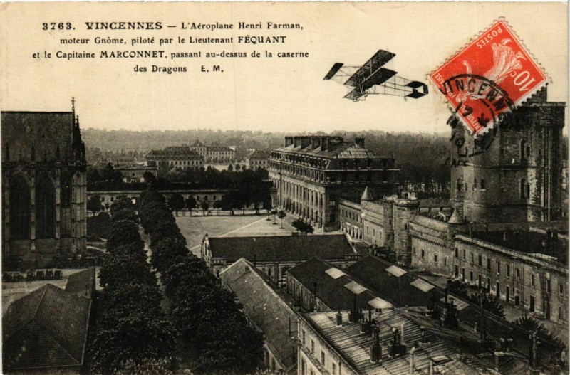 Carte postale ancienne Vincennes L'Aeroplane Henri Farman au dessu de caserne des Dragons à Vincennes