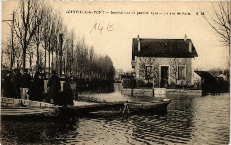 Carte postale ancienne Joinville-le-Pont La rue de Paris Inondations 1910 à Joinville-le-Pont