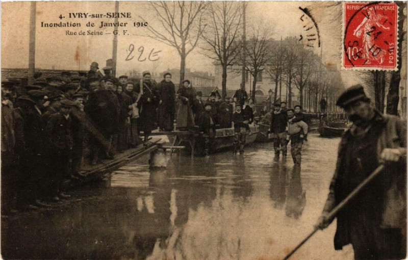 Carte postale ancienne Ivry-sur-Seine Rue de Seine Inondations 1910 à Ivry-sur-Seine