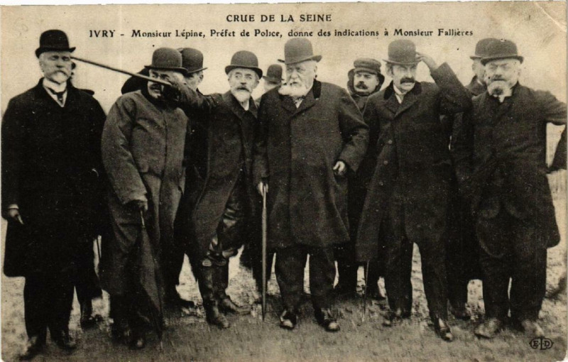 Carte postale ancienne Ivry Crue De La Seine Mr Lepine Prefet De Police Donne Des Indications à Ivry-sur-Seine