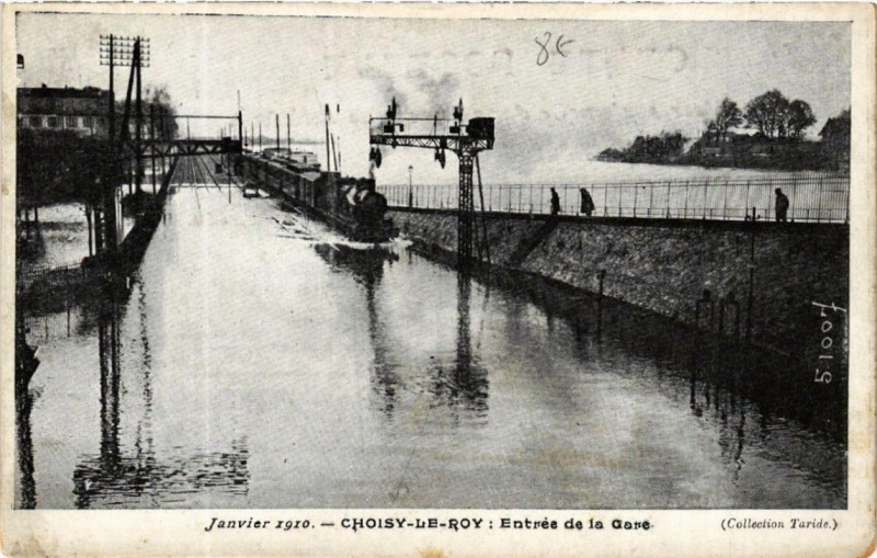Carte postale ancienne Choisy-le-Roi Entrée de la Gare Inondations 1910 à Choisy-le-Roi