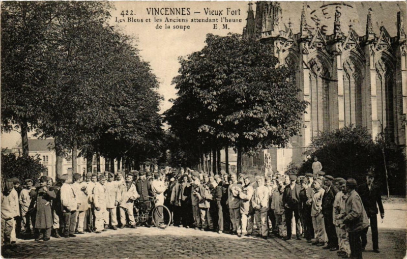 Carte postale ancienne Vincennes Vieux Fort. Les Bleus et les Anciens à Vincennes