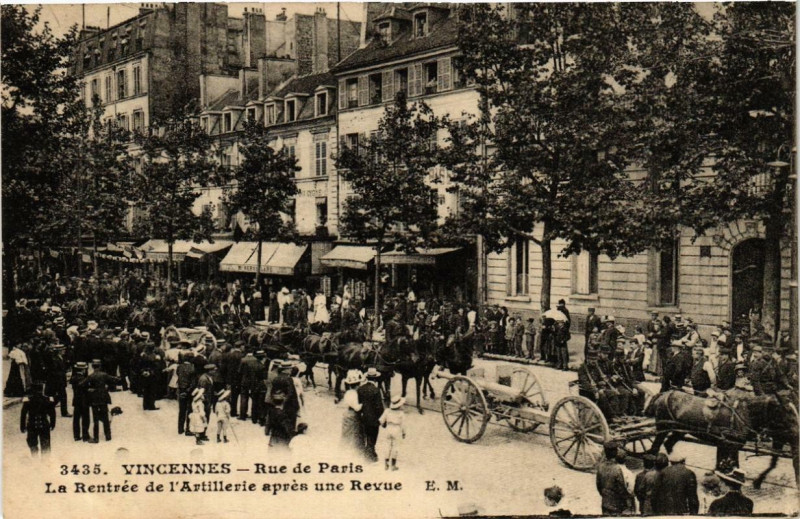 Carte postale ancienne Vincennes Rue de Paris. La Rentree de l'Artillerie apres une Revue. à Vincennes