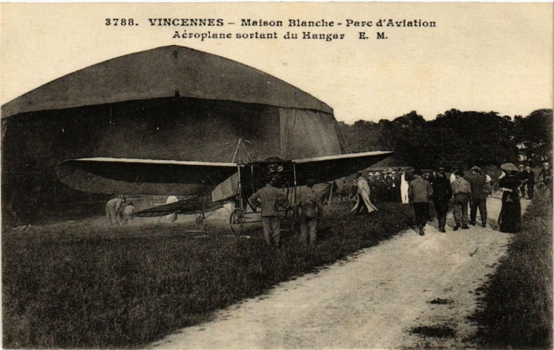 Carte postale ancienne Maison Blanche - Parc d'Aviation - Aéroplane sortant du Hangar à Paris