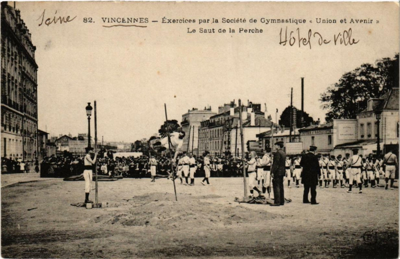 Carte postale ancienne Vincennes Exercices par la Soc. De Gymnastique Union et Avenir. à Vincennes