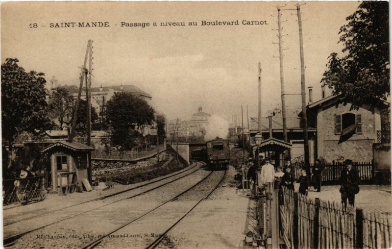 Carte postale ancienne Saint-Mande Passage a niveau au Bd Carnot. à Saint-Mandé