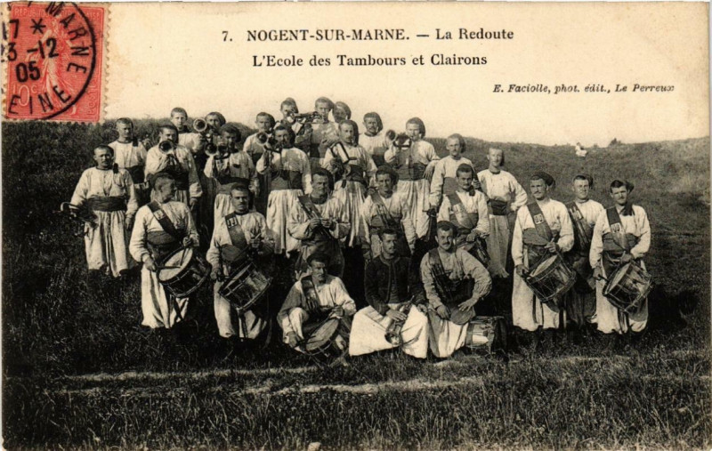 Carte postale ancienne Nogent sur Marne La Redoute. l'Ecole des Tambours et Clairons. à Nogent-sur-Marne