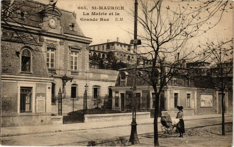 Carte postale ancienne Saint-Maurice La Mairie et la Grande Rue à Saint-Maurice