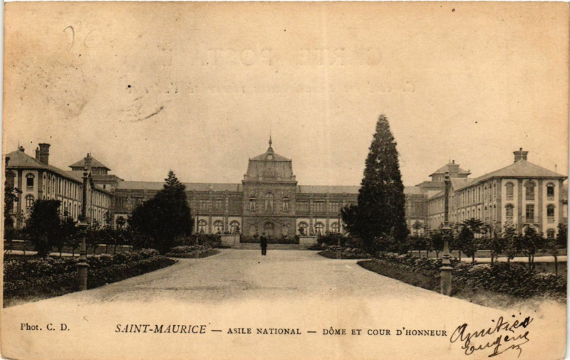 Carte postale ancienne Saint-Maurice - Asile National - Dome et Cour d'Honneur à Saint-Maurice