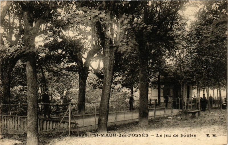 Carte postale ancienne Saint-Maur-des-Fosses - Le jeu de boules à Saint-Maur-des-Fossés