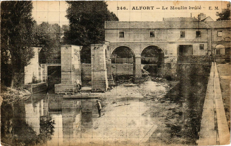 Carte postale ancienne Alfort - Le Moulin brule