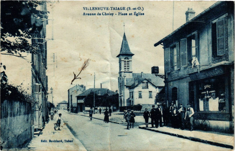Carte postale ancienne Villeneuve-Triage Avenue de Choisy - Place et Eglise