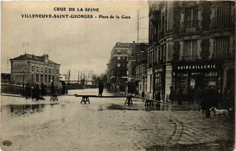 Carte postale ancienne Villeneuve-Saint-Georges - Place de la Gare à Villeneuve-Saint-Georges