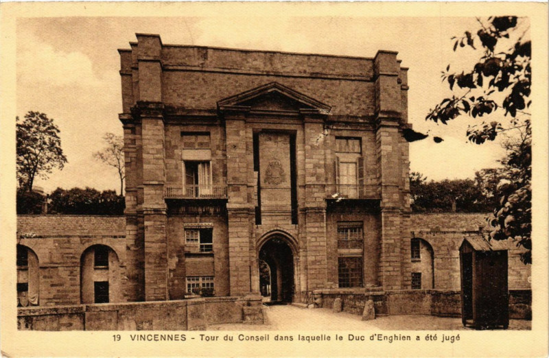 Carte postale ancienne Vincennes - Tour du Conseil dans laquelle le Duc d'Enghien a ete ju à Vincennes