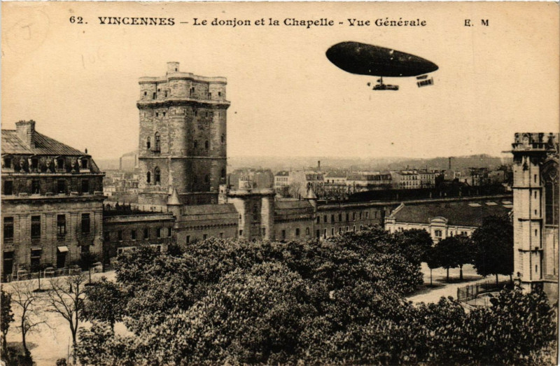 Carte postale ancienne Vincennes - Le donjon et la Chapelle - Vue Generale à Vincennes