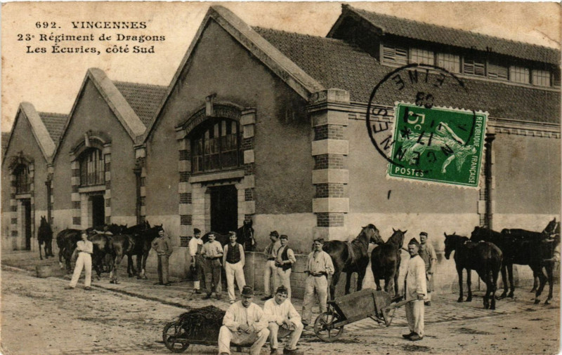 Carte postale ancienne Vincennes - 23 Regiment de Dragons Les Ecuries, cote Sud à Vincennes