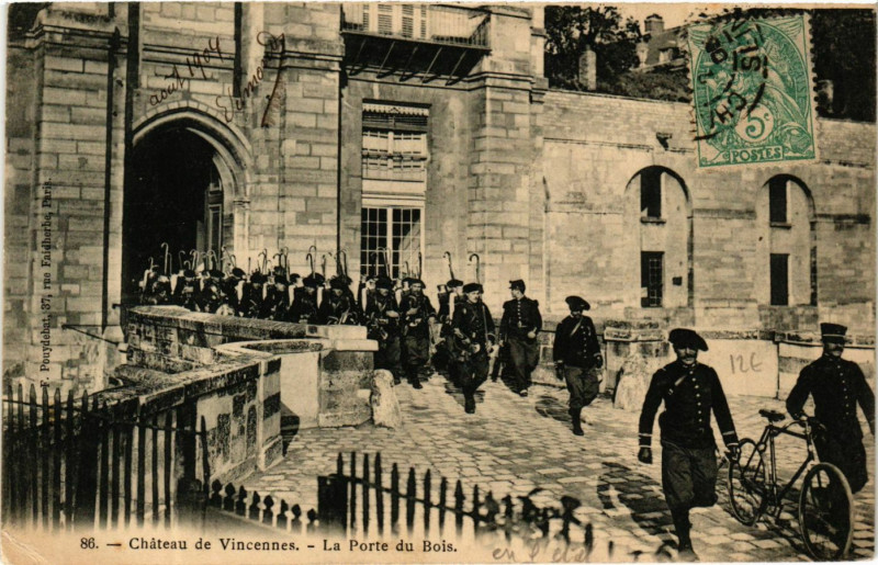 Carte postale ancienne Chateau de Vincennes - La Porte du Bois à Vincennes