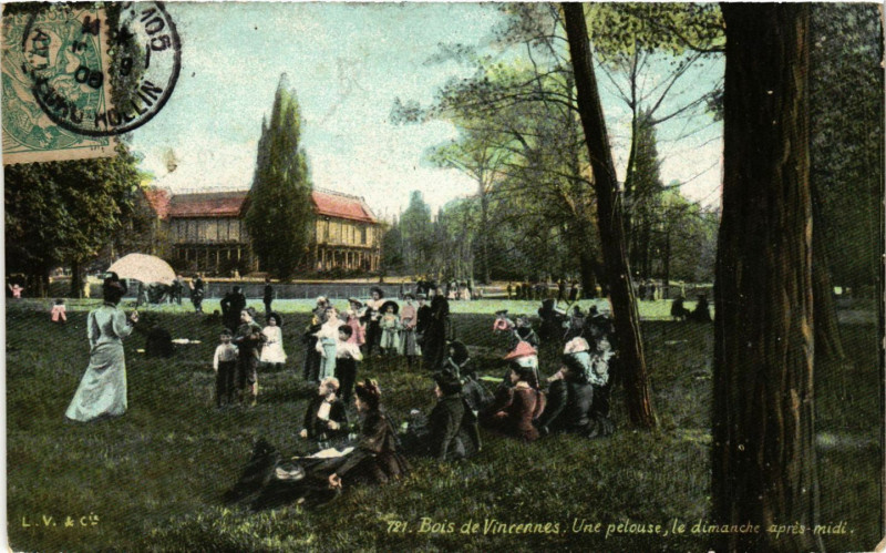 Carte postale ancienne Bois de Vincennes Une pelouse, le dimanche apres midi à Vincennes