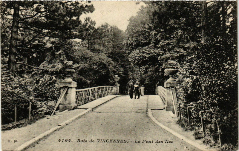 Carte postale ancienne Bois de Vincennes - Le Pont des Iles à Vincennes