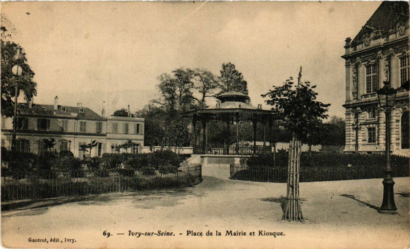 Carte postale ancienne Ivry sur Seine - Place de la Mairie et Kiosque à Ivry-sur-Seine
